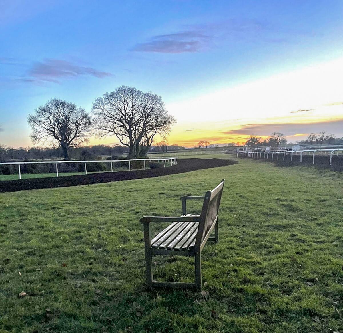 Bänk vid träningsbanor
