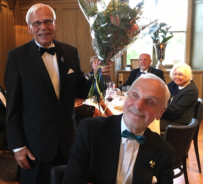 Christer Norin mottar Jockeyklubbens Förtjänstmärke 2018. I förgrunden JK:s [då] nyvalde ordförande Jan Kleerup. Foto Jockeyklubben