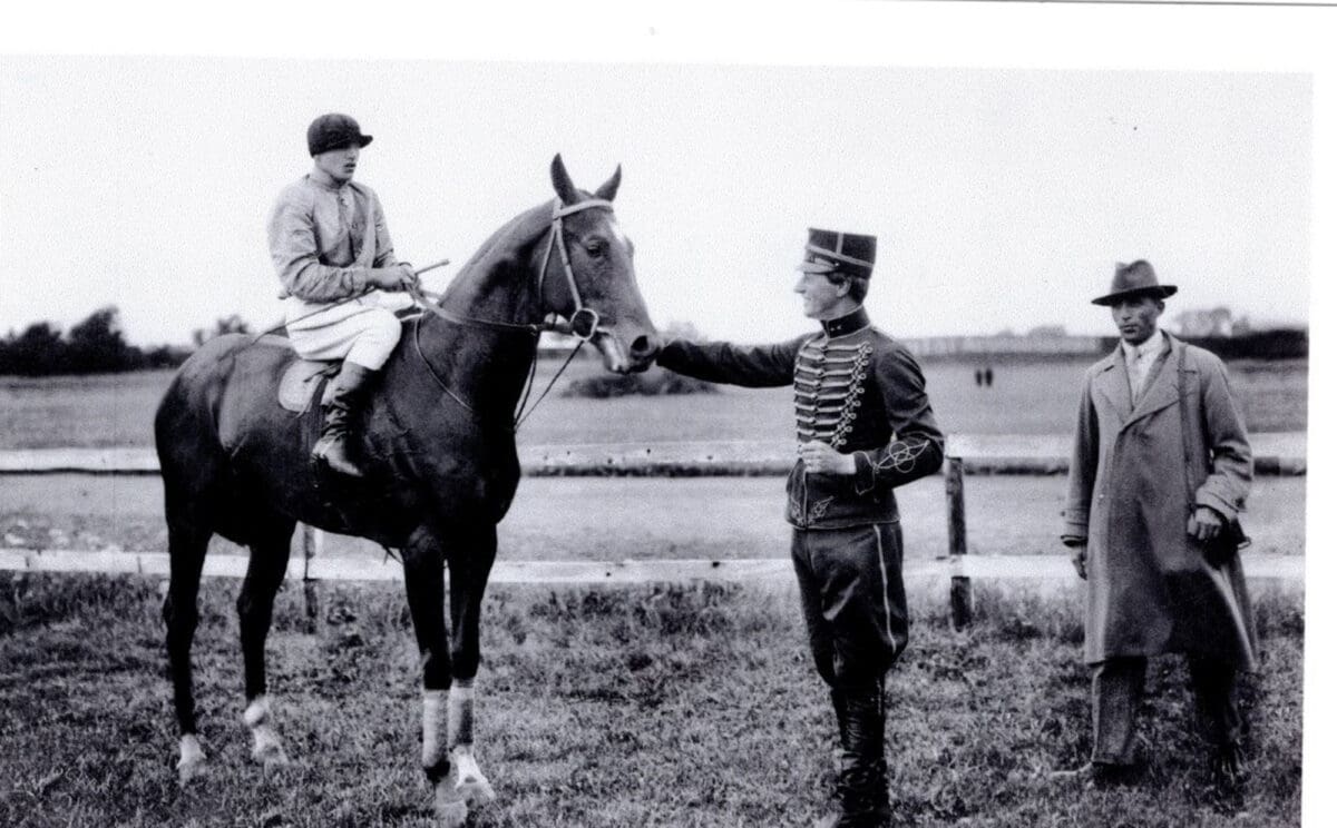 Löjtnant Erik Tamm visar stolt upp sin derbyvinnare 1927, Morgan (e Carpathian Lockspeise). I sadeln George Rickaby. Till höger tränare Axel Thorngren. Fotograf okänd